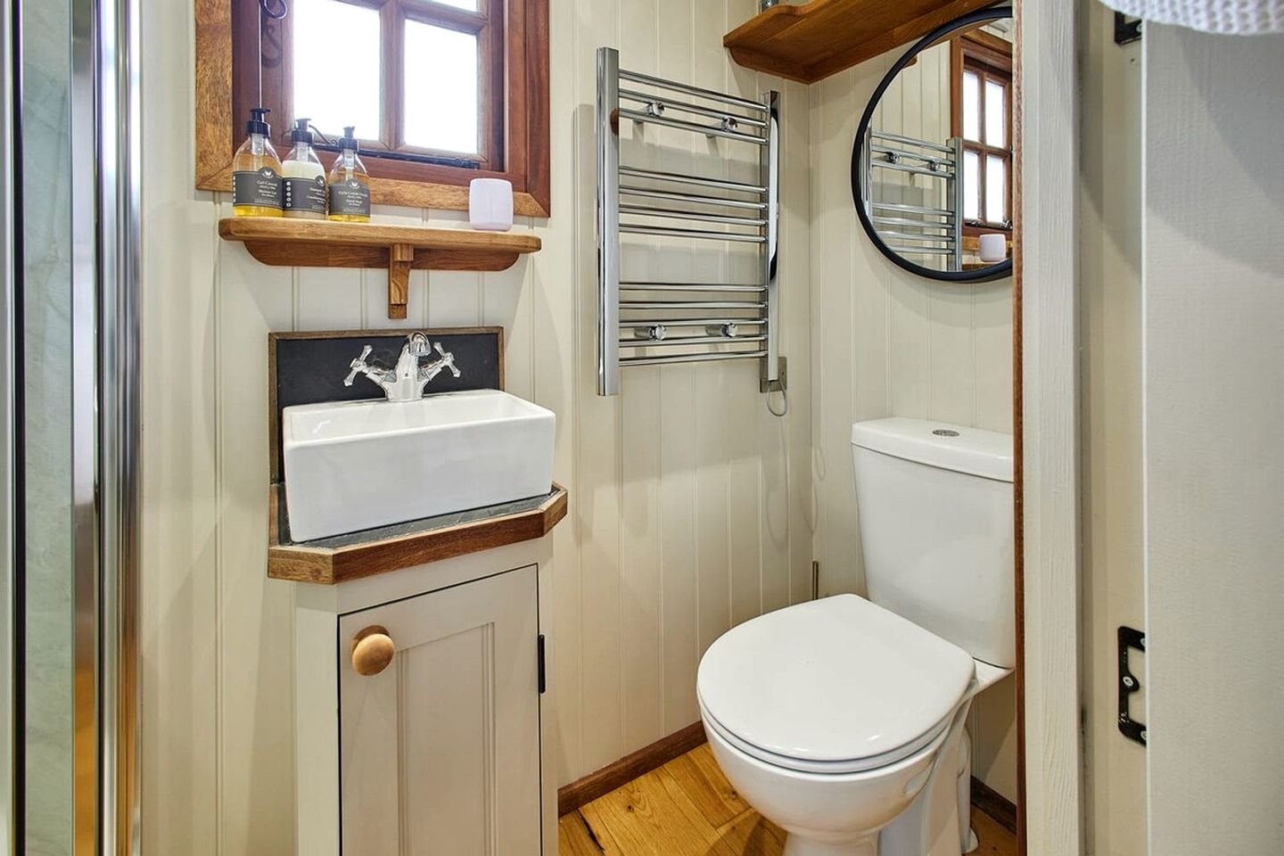 Luxury Tiny Home with Hot Tub and Log Burner near Hay-on-Wye, Black Mountains, Wales