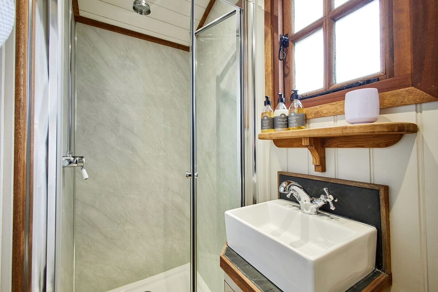 Luxury Tiny Home with Hot Tub and Log Burner near Hay-on-Wye, Black Mountains, Wales