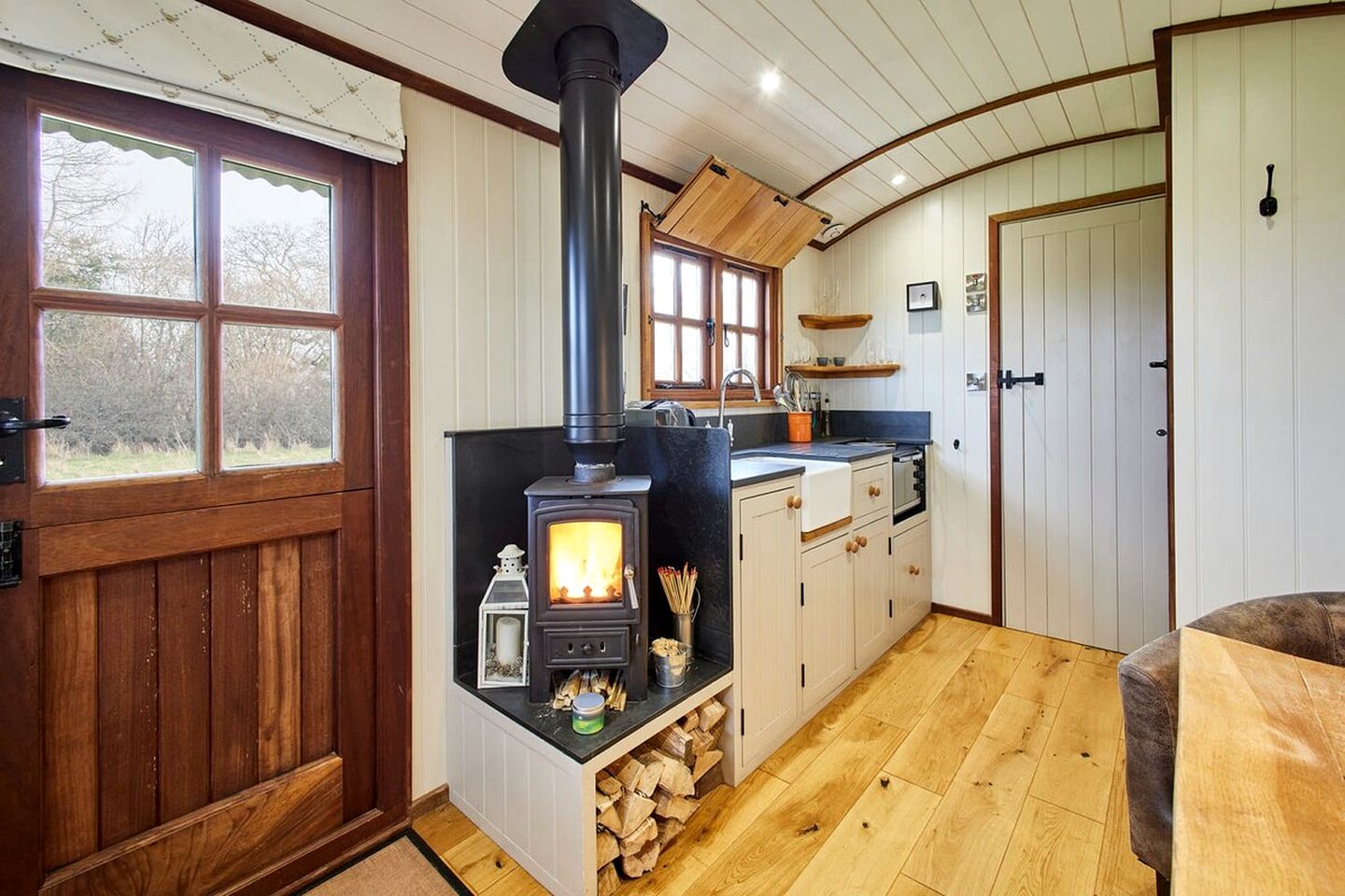 Luxury Tiny Home with Hot Tub and Log Burner near Hay-on-Wye, Black Mountains, Wales
