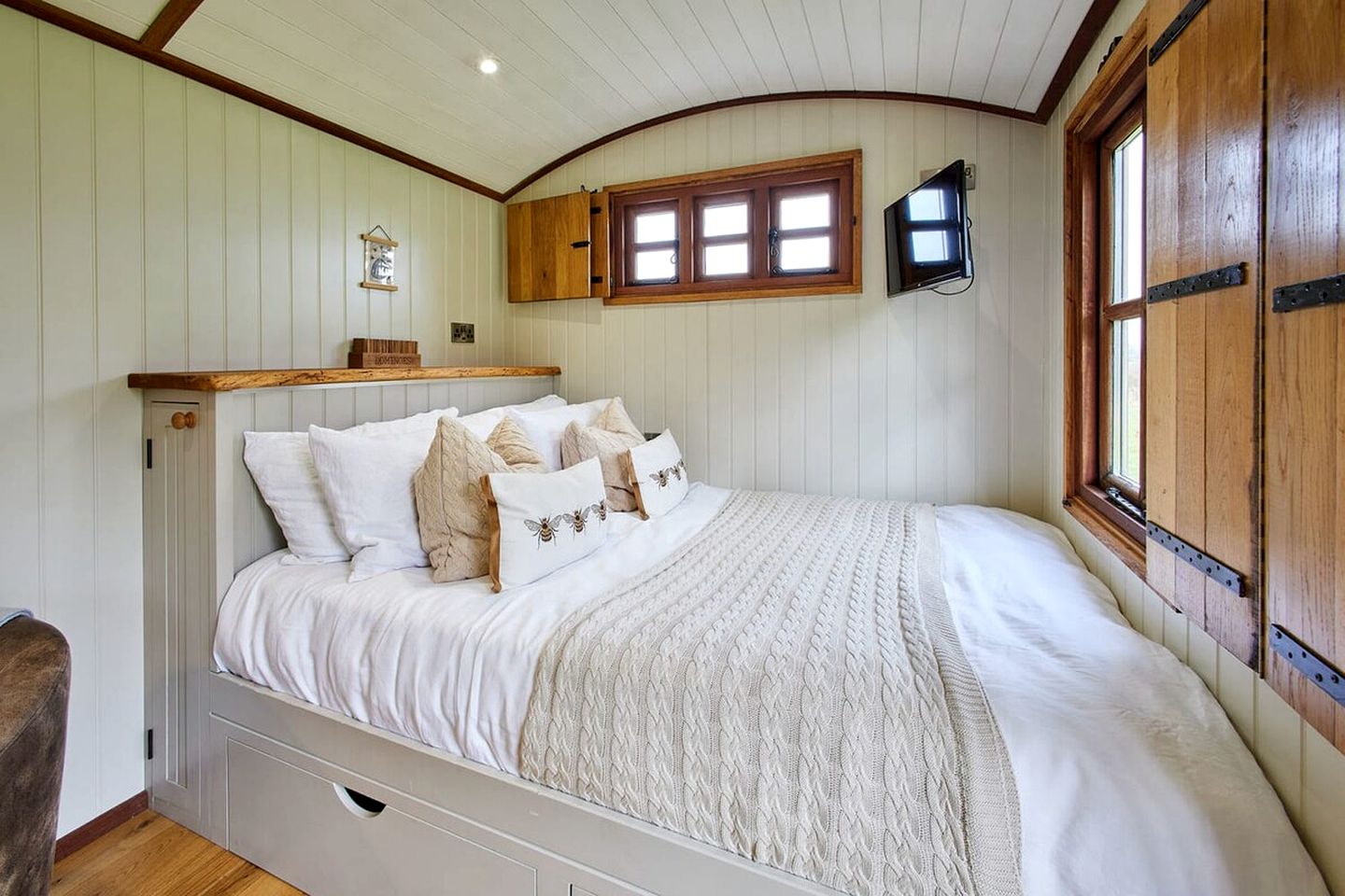 Luxury Tiny Home with Hot Tub and Log Burner near Hay-on-Wye, Black Mountains, Wales