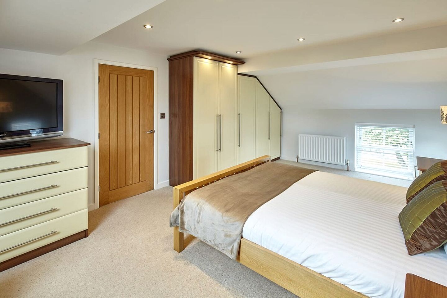 Spacious Holiday Home with Conservatory and Enclosed Garden near the Beach in Newton-by-the-Sea, Northumberland