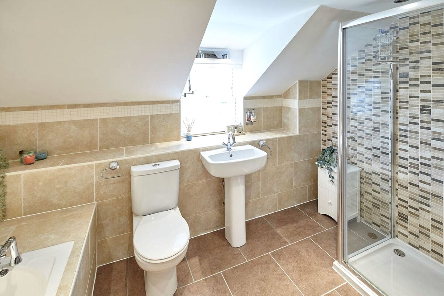 Spacious Holiday Home with Conservatory and Enclosed Garden near the Beach in Newton-by-the-Sea, Northumberland