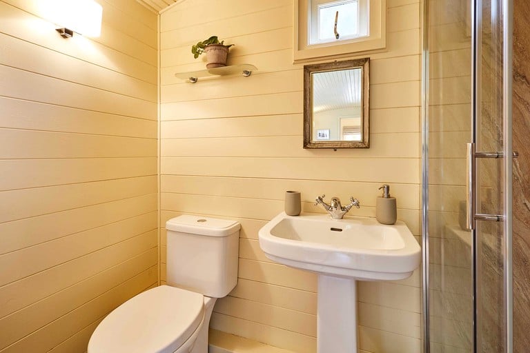 Cabins (United Kingdom, --, England)