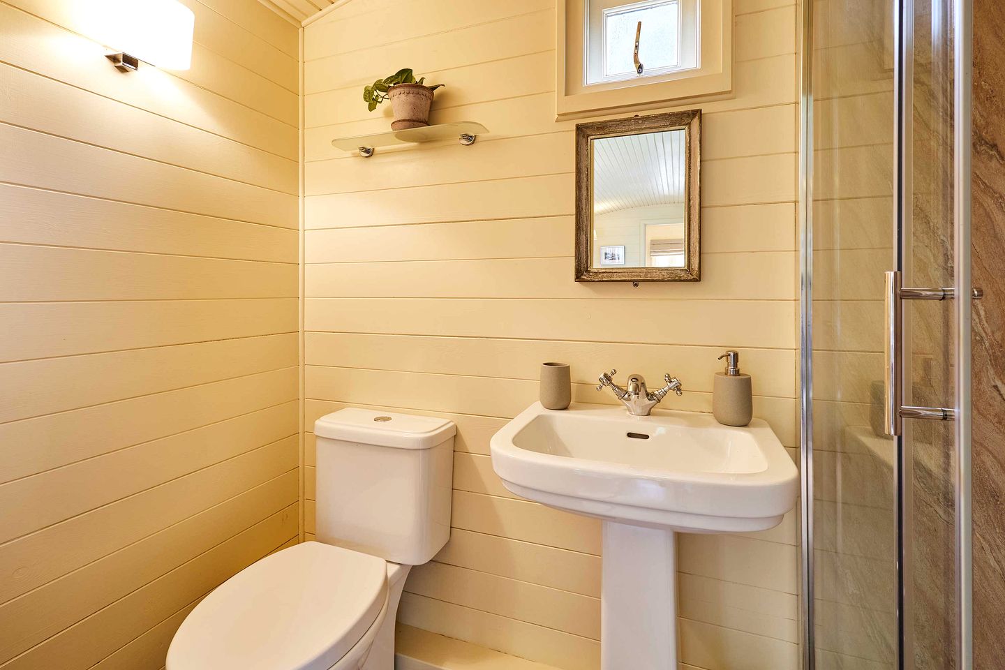 Romantic Converted Train Carriage with Hot Tub near Cheviot Hills, Northumberland
