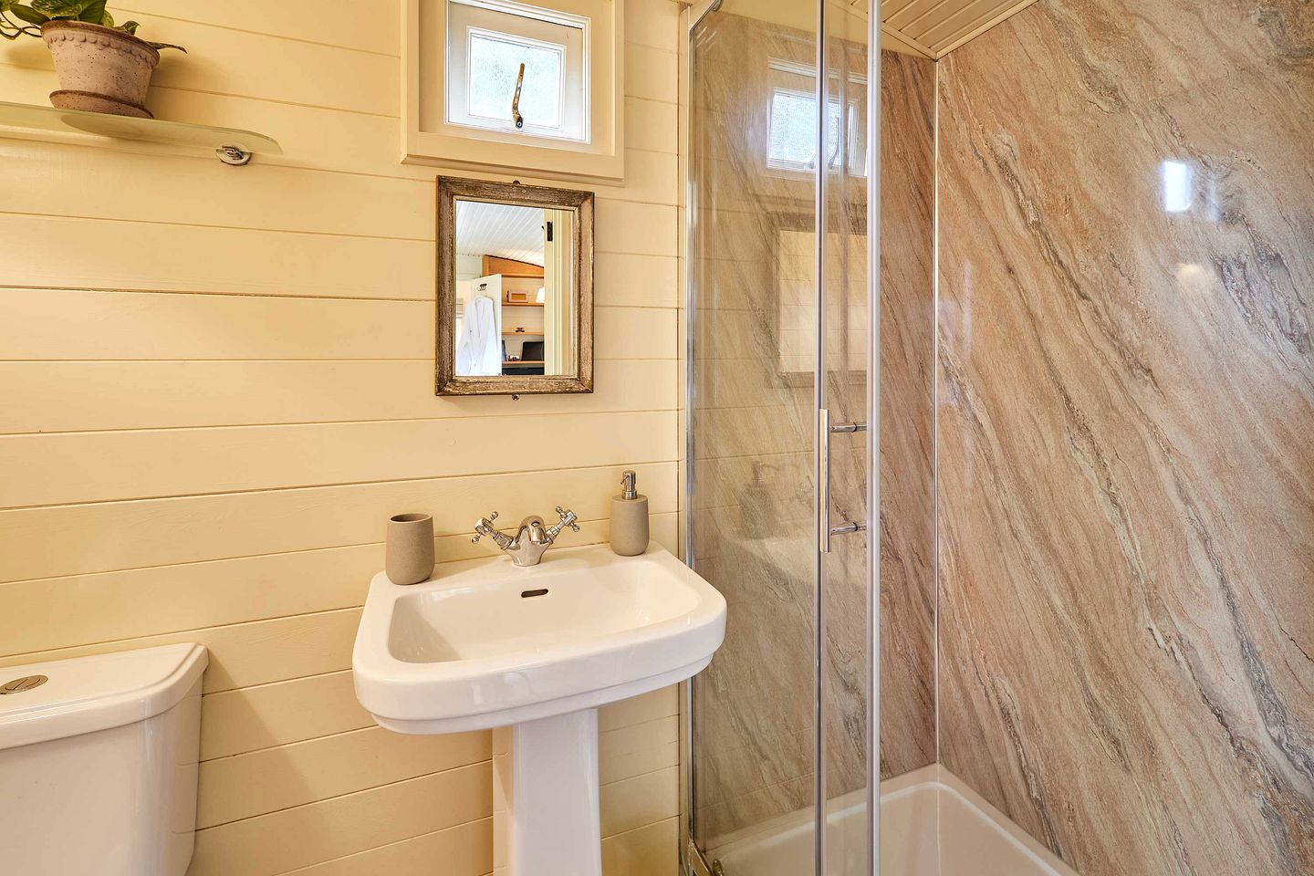Romantic Converted Train Carriage with Hot Tub near Cheviot Hills, Northumberland