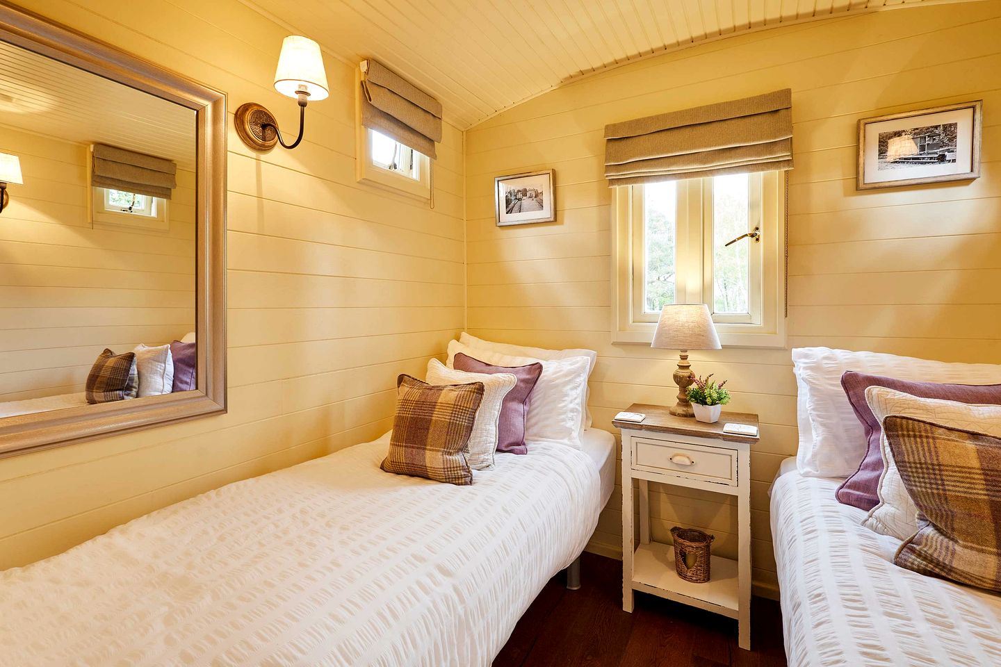 Romantic Converted Train Carriage with Hot Tub near Cheviot Hills, Northumberland