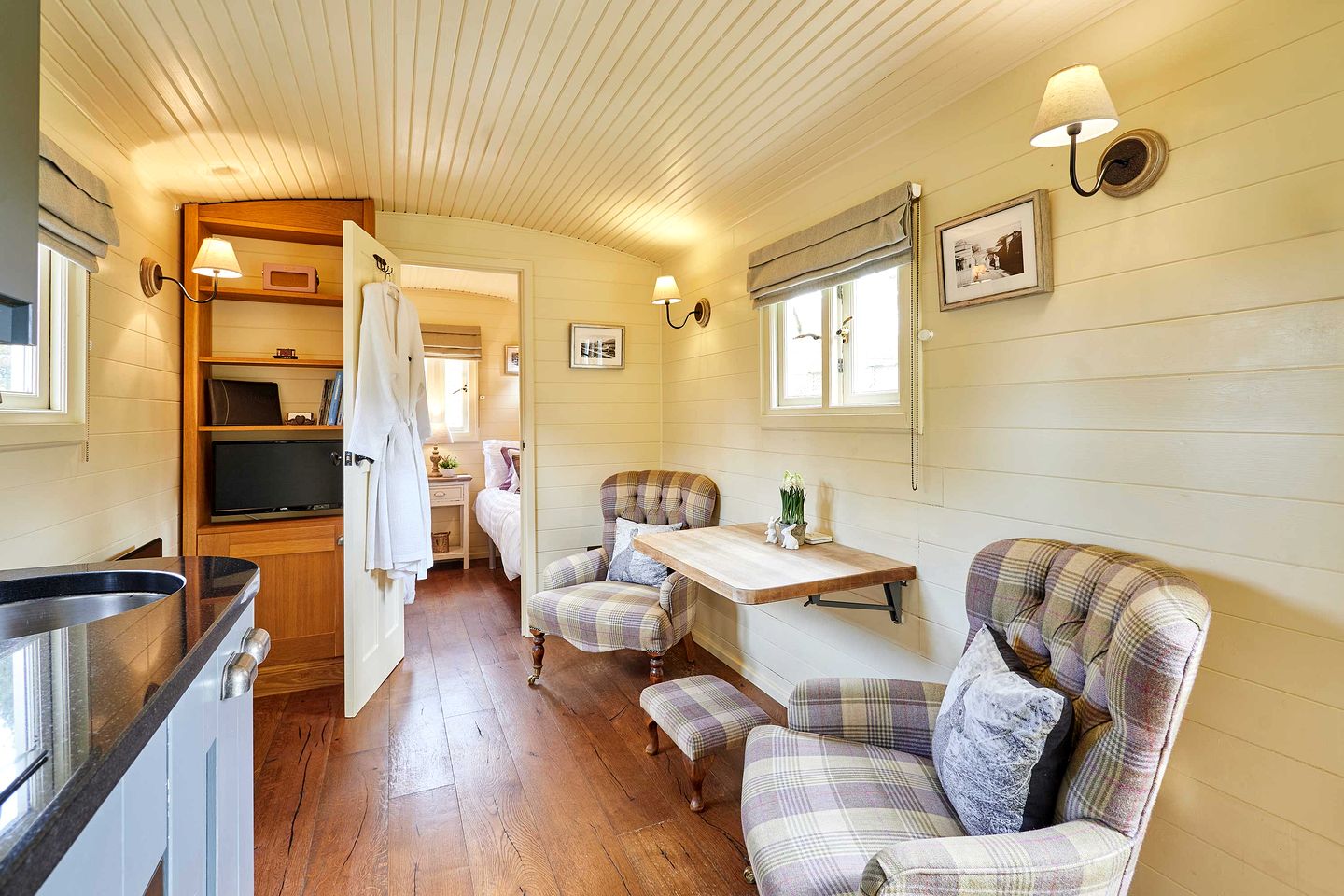 Romantic Converted Train Carriage with Hot Tub near Cheviot Hills, Northumberland