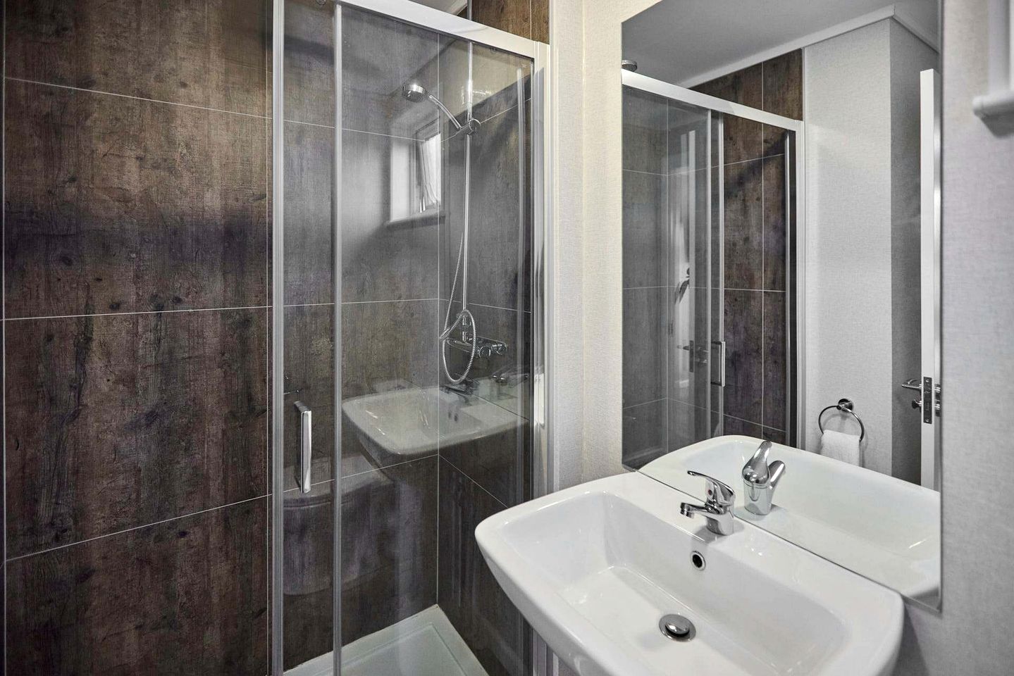 Tranquil Pet-Friendly Lodge with Sunken Hot Tub and Serene Views for a Peaceful Escape to the Countryside near Hexham, England