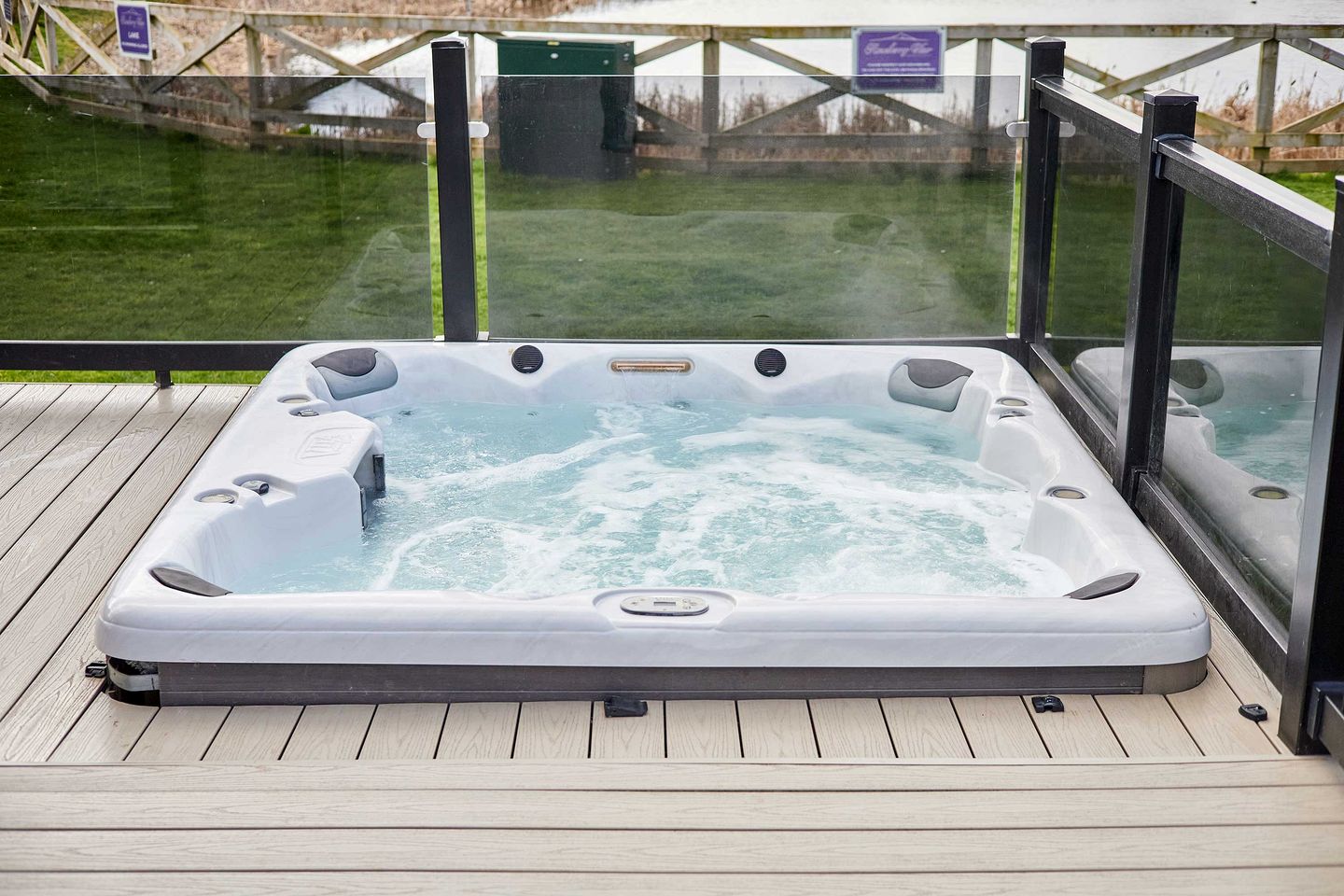 Tranquil Lakeside Lodge with Hot Tub & Sauna Near Roseberry Topping – Great Ayton, North Yorkshire