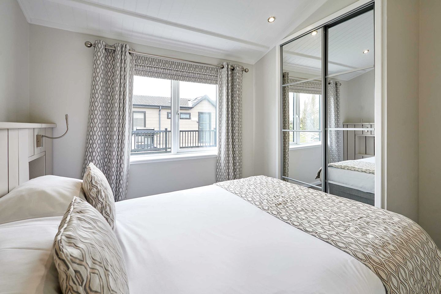 Tranquil Lakeside Lodge with Hot Tub & Sauna Near Roseberry Topping – Great Ayton, North Yorkshire