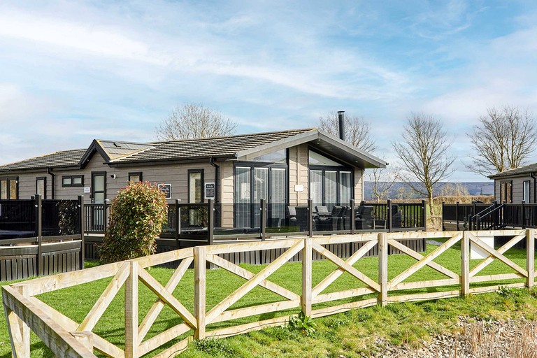 Tranquil Lakeside Lodge with Hot Tub & Sauna Near Roseberry Topping – Great Ayton, North Yorkshire