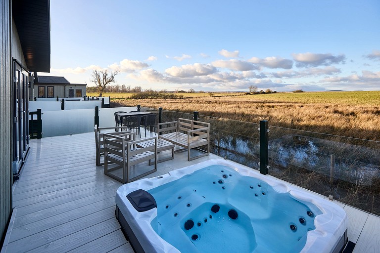 Luxurious Countryside Lodge with Incredible Views and a Sunken Hot Tub for a Peaceful Getaway near Hexham, England
