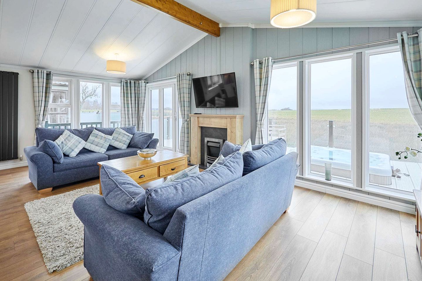Luxurious Countryside Lodge with Incredible Views and a Sunken Hot Tub for a Peaceful Getaway near Hexham, England