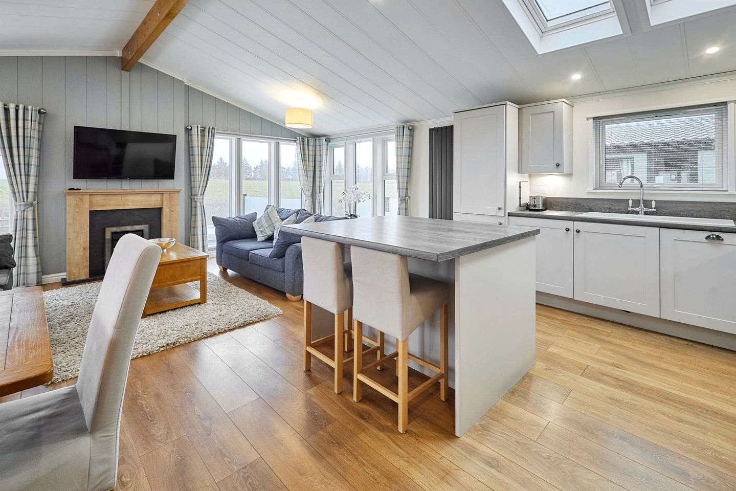 Luxurious Countryside Lodge with Incredible Views and a Sunken Hot Tub for a Peaceful Getaway near Hexham, England