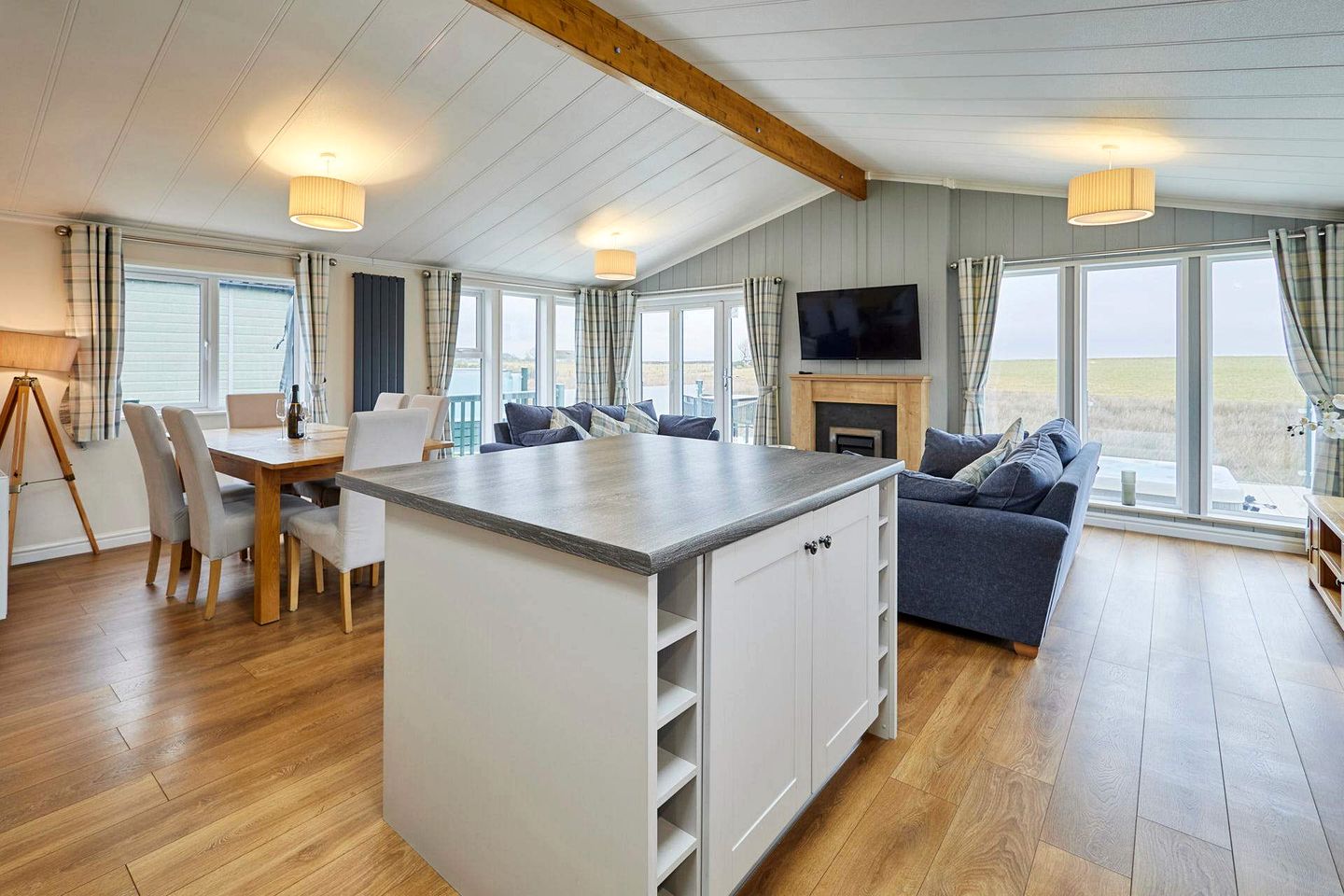 Luxurious Countryside Lodge with Incredible Views and a Sunken Hot Tub for a Peaceful Getaway near Hexham, England