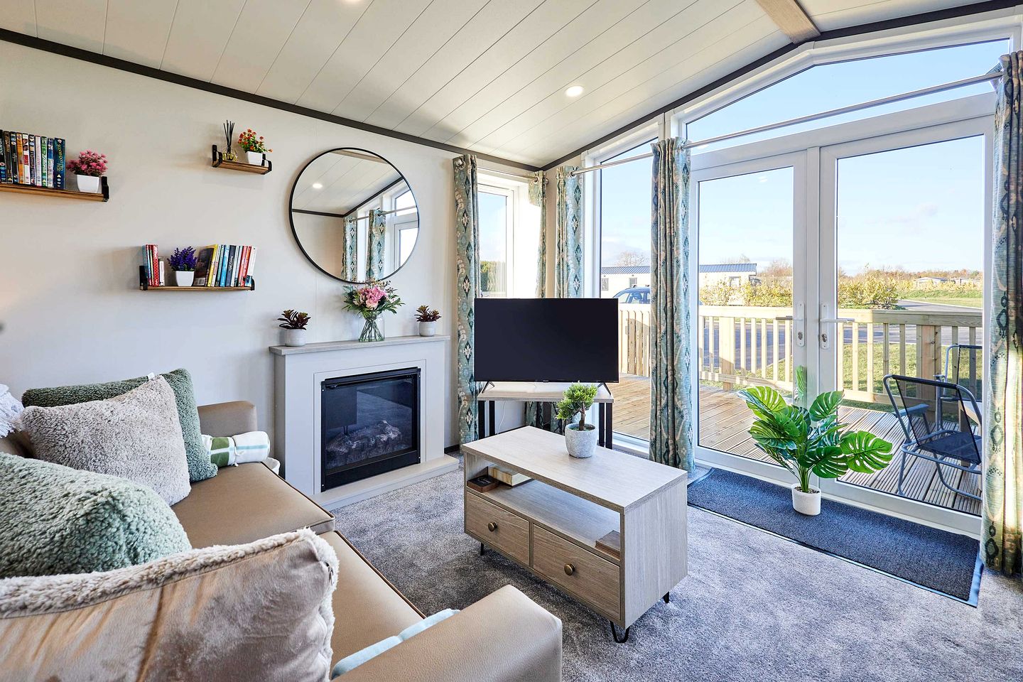 Stylish Dog-Friendly Lodge with Spacious Deck near Pickering in Scenic North Yorkshire