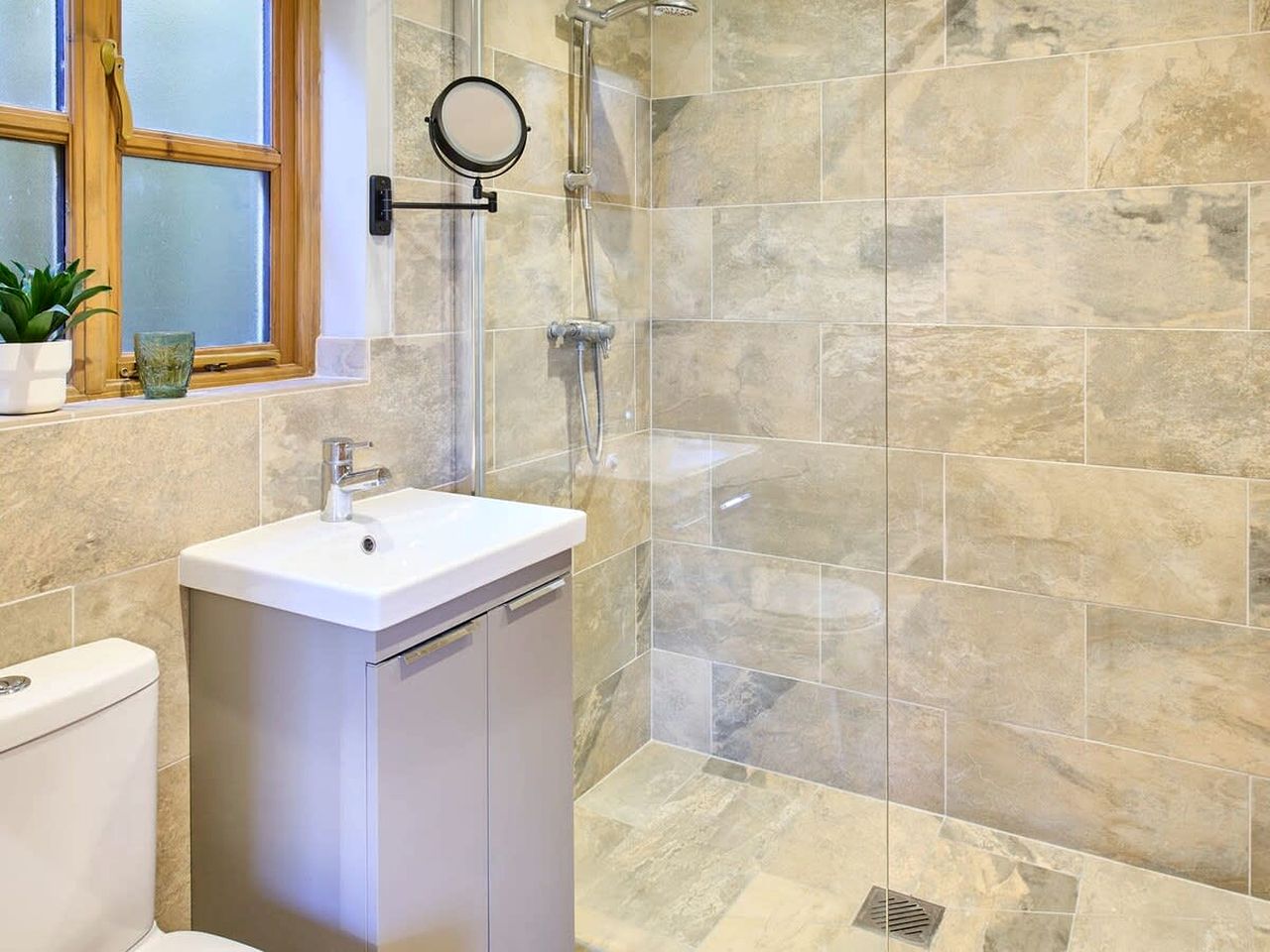 Charming Barn Stay with Orchard Views near Ashford, Kent