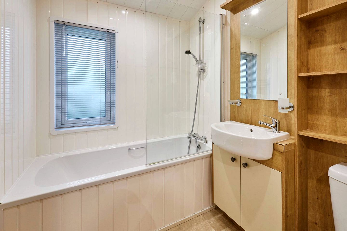Spacious Modern Lodge with Hot Tub for a Relaxing Retreat in the Countryside of Low Gate in Northumberland, England
