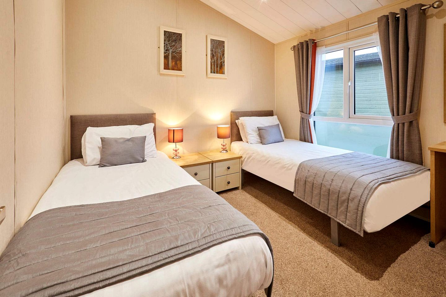 Spacious Modern Lodge with Hot Tub for a Relaxing Retreat in the Countryside of Low Gate in Northumberland, England