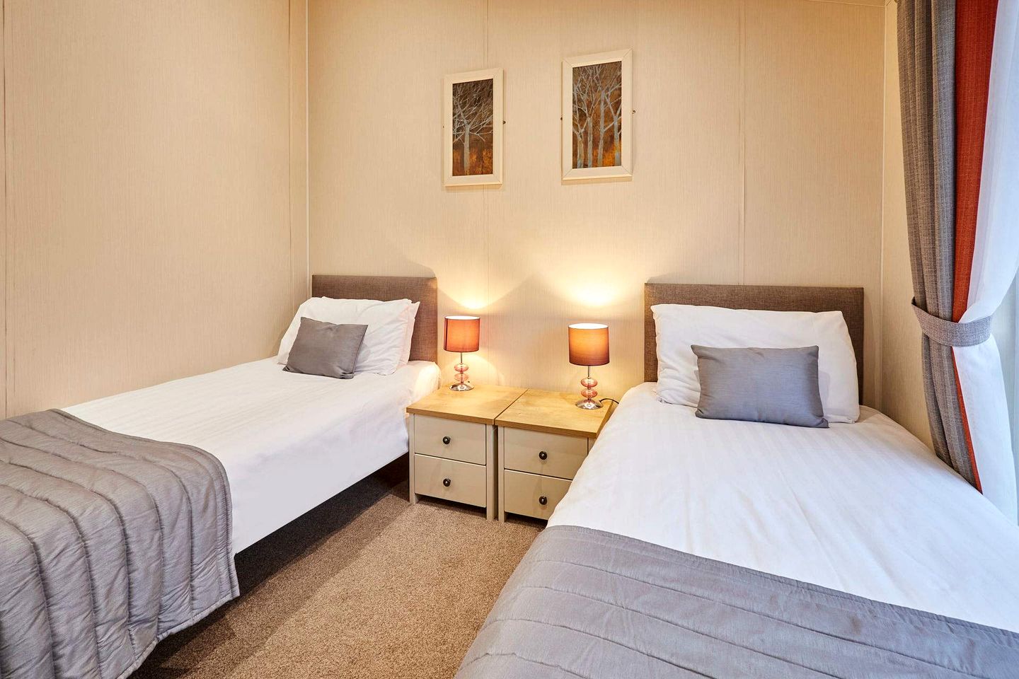 Spacious Modern Lodge with Hot Tub for a Relaxing Retreat in the Countryside of Low Gate in Northumberland, England