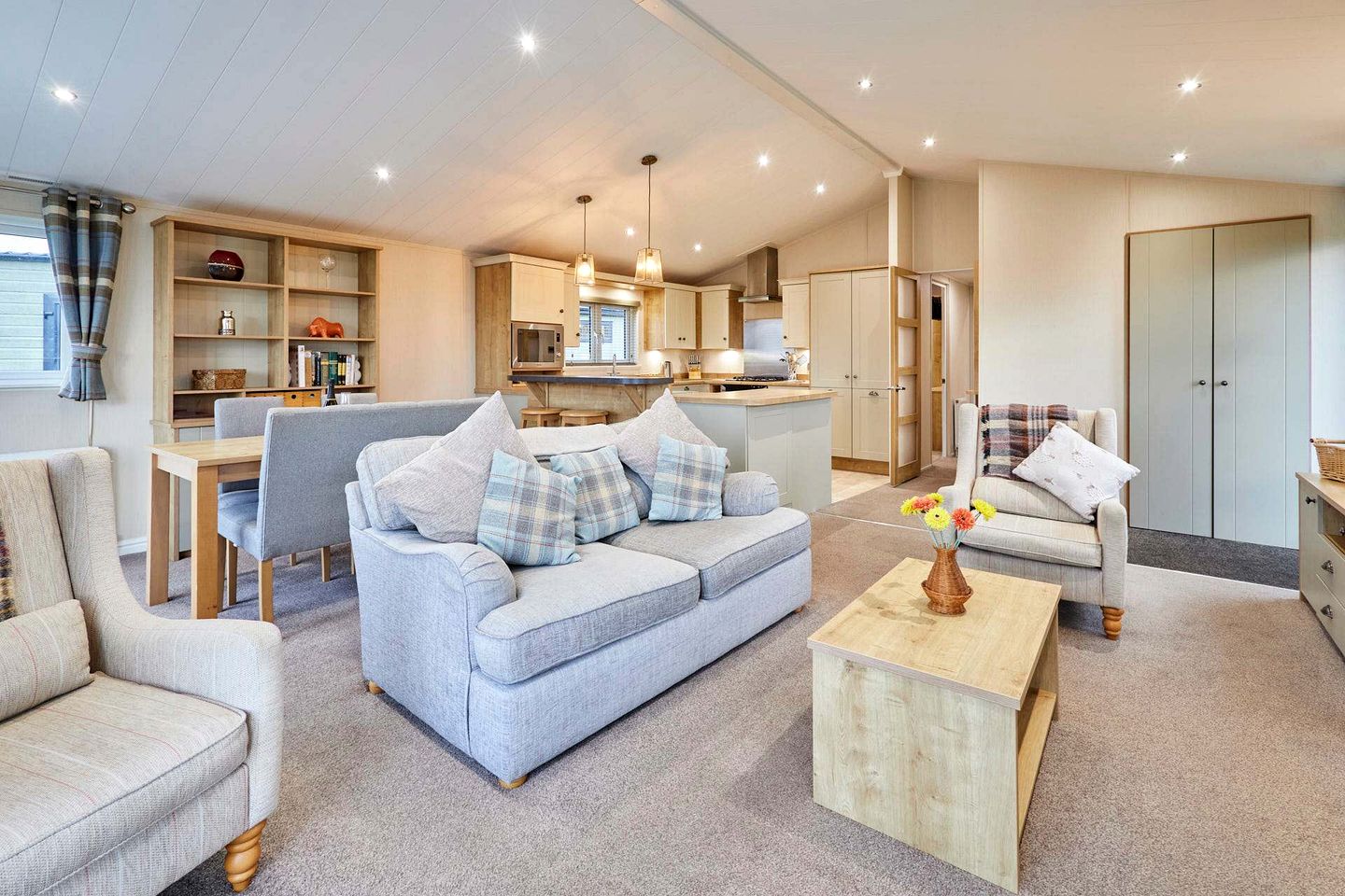 Spacious Modern Lodge with Hot Tub for a Relaxing Retreat in the Countryside of Low Gate in Northumberland, England