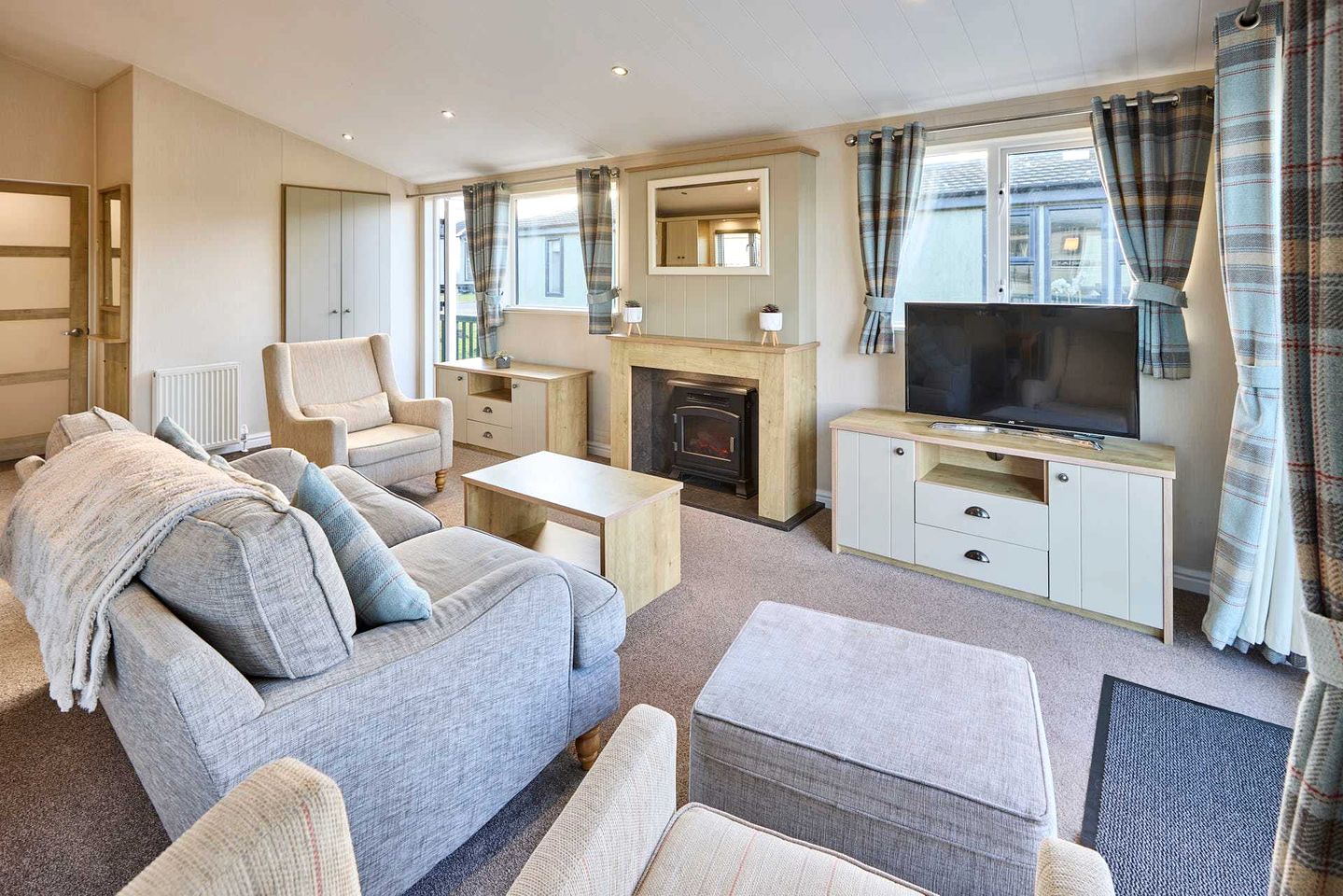 Cosy Charming Lodge with Breathtaking Views and Sunken Hot Tub, Perfect for Unwinding in the Countryside of Low Gate in Northumberland, England
