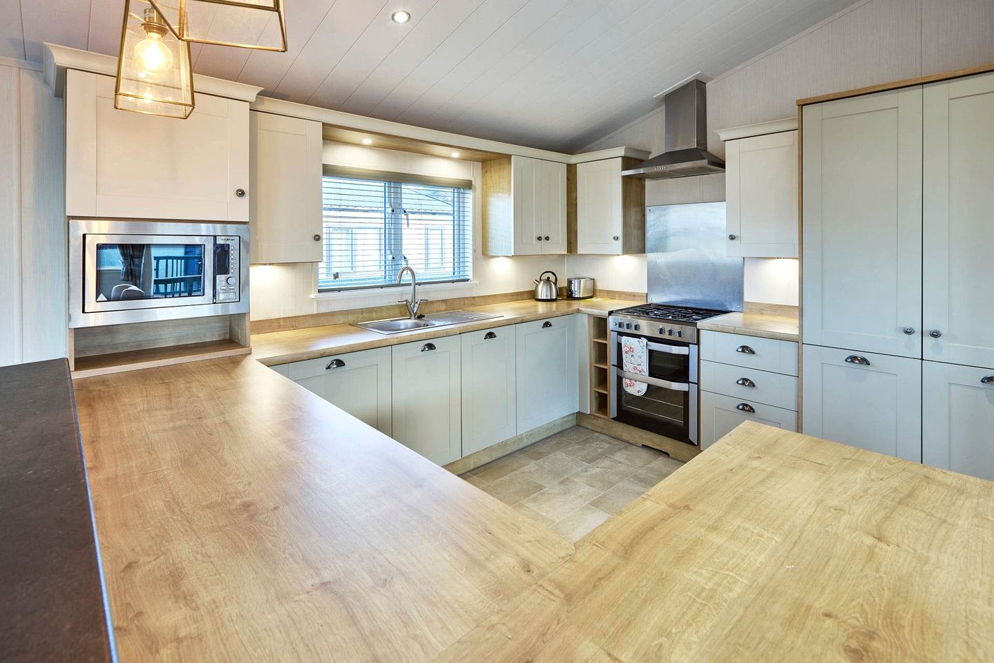 Cosy Charming Lodge with Breathtaking Views and Sunken Hot Tub, Perfect for Unwinding in the Countryside of Low Gate in Northumberland, England