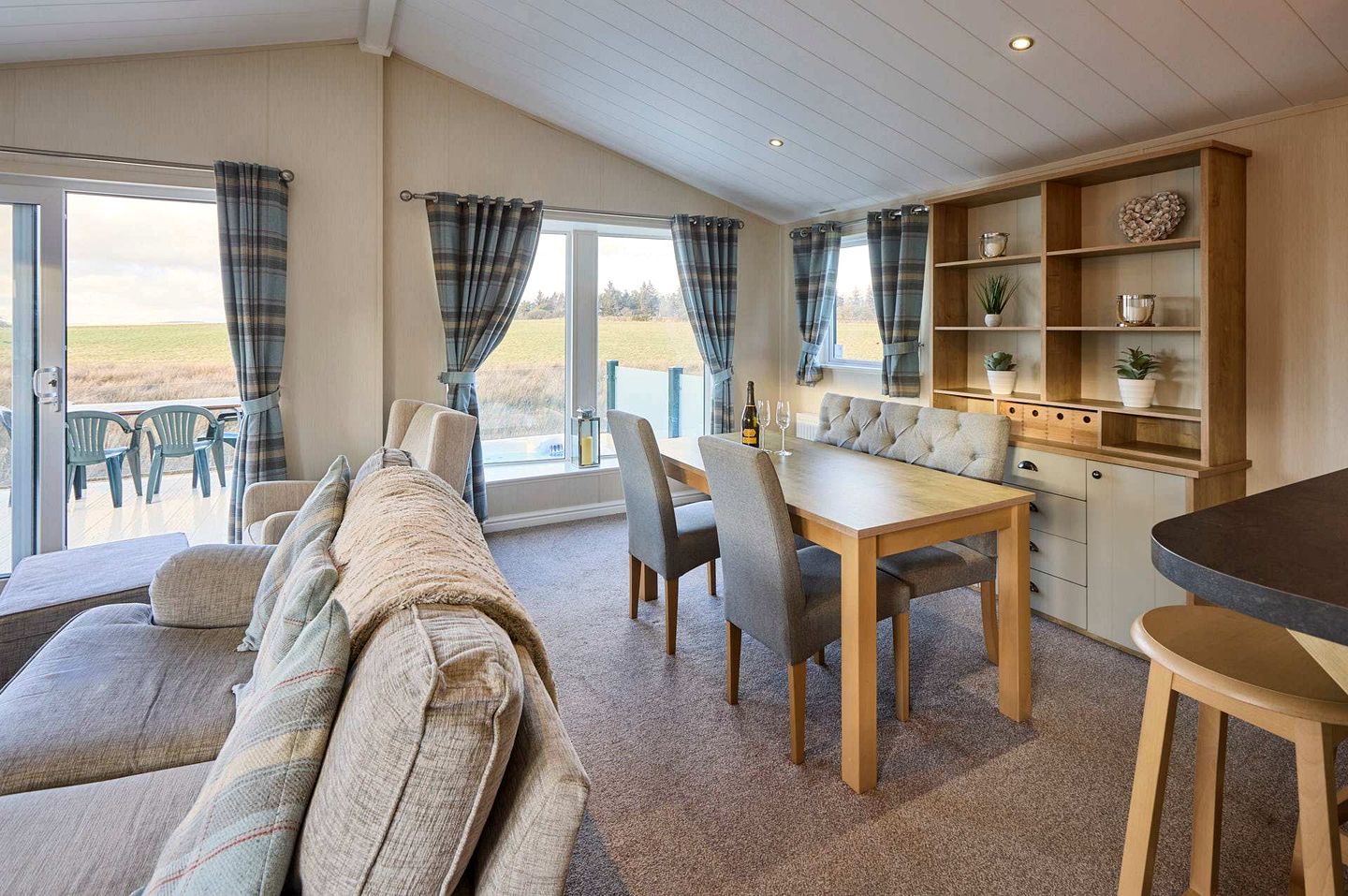 Cosy Charming Lodge with Breathtaking Views and Sunken Hot Tub, Perfect for Unwinding in the Countryside of Low Gate in Northumberland, England