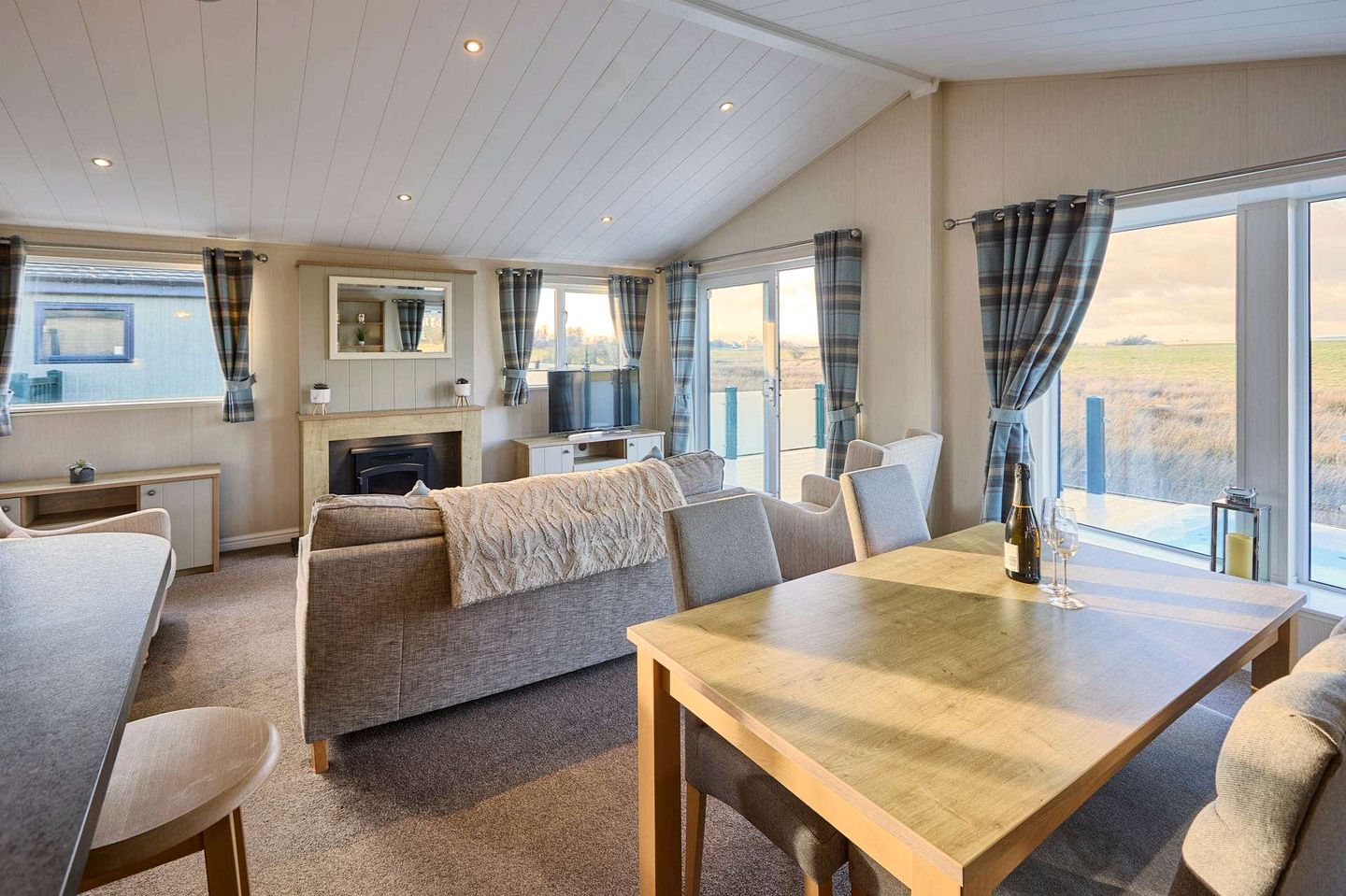 Cosy Charming Lodge with Breathtaking Views and Sunken Hot Tub, Perfect for Unwinding in the Countryside of Low Gate in Northumberland, England
