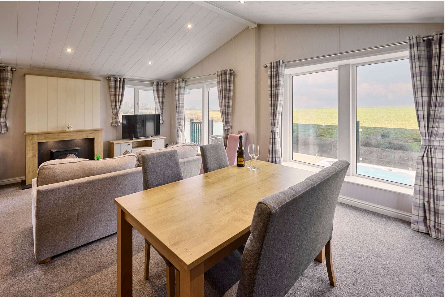 Idyllic Rural Lodge with Hot Tub and Gorgeous Views near Northumberland National Park in Low Gate, England