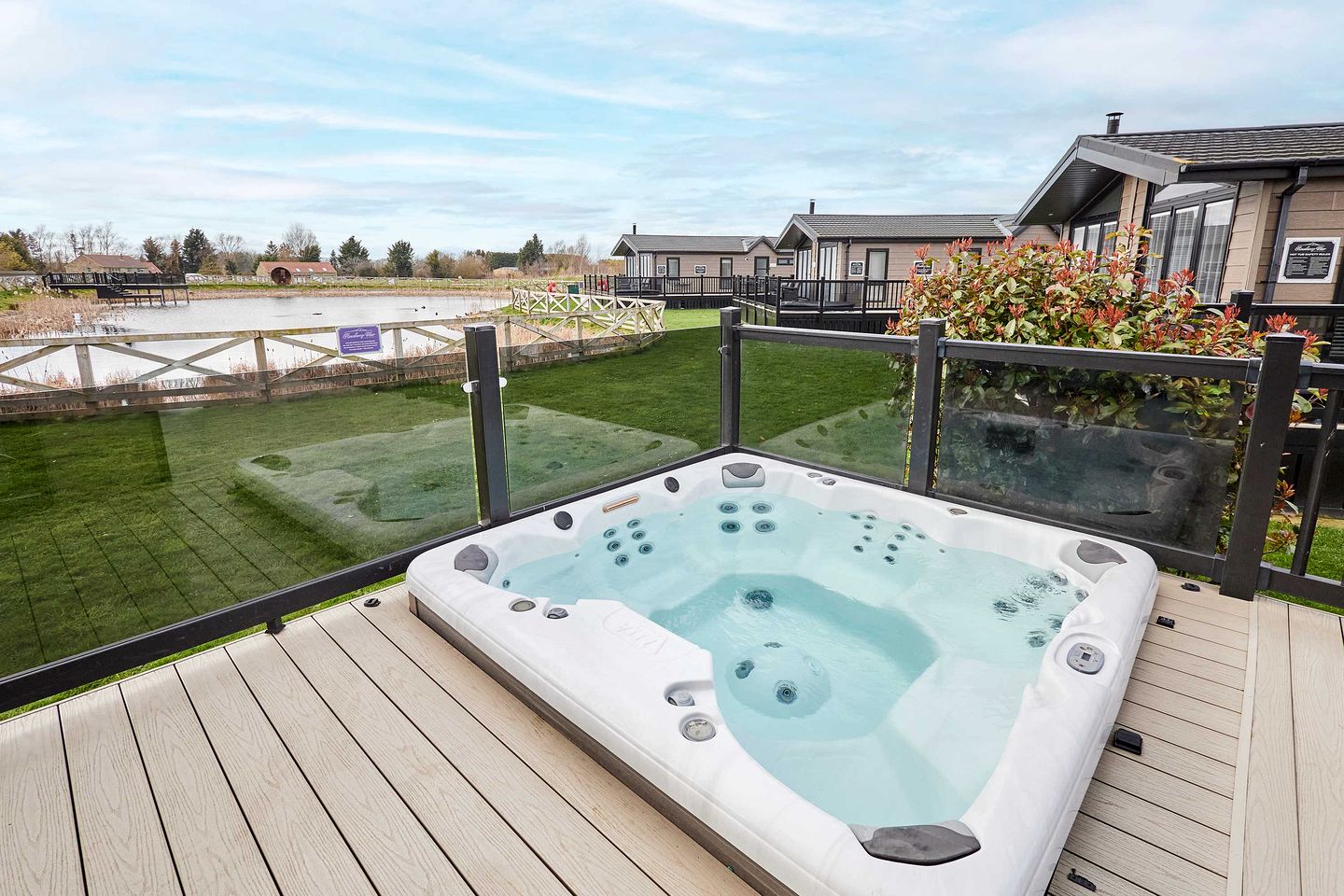 Peaceful Pet-Friendly Lodge with Hot Tub & Lake Views near Roseberry Topping, North Yorkshire