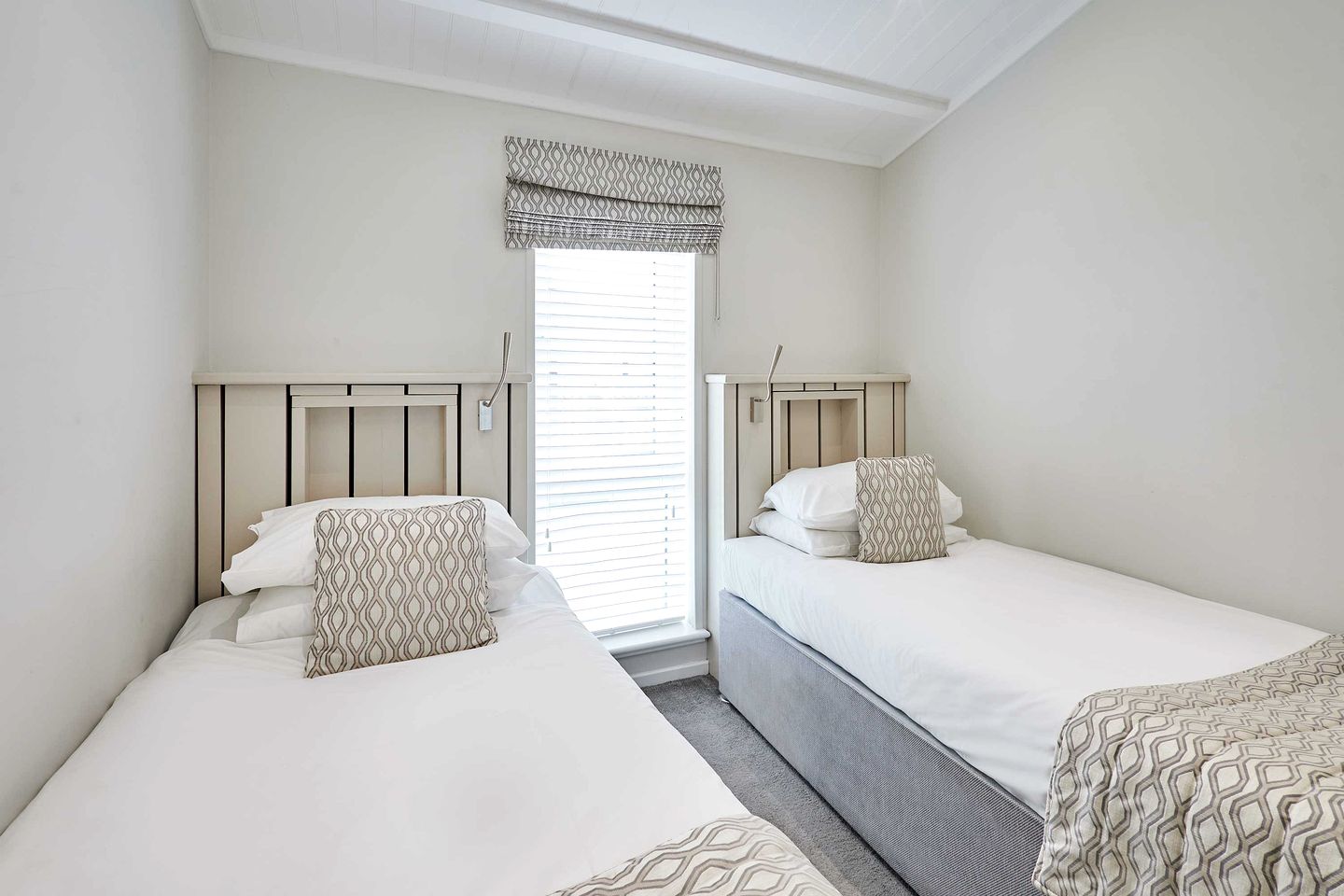 Peaceful Pet-Friendly Lodge with Hot Tub & Lake Views near Roseberry Topping, North Yorkshire