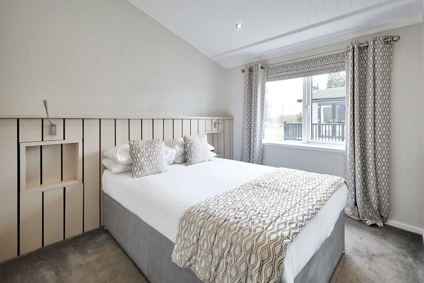 Peaceful Pet-Friendly Lodge with Hot Tub & Lake Views near Roseberry Topping, North Yorkshire