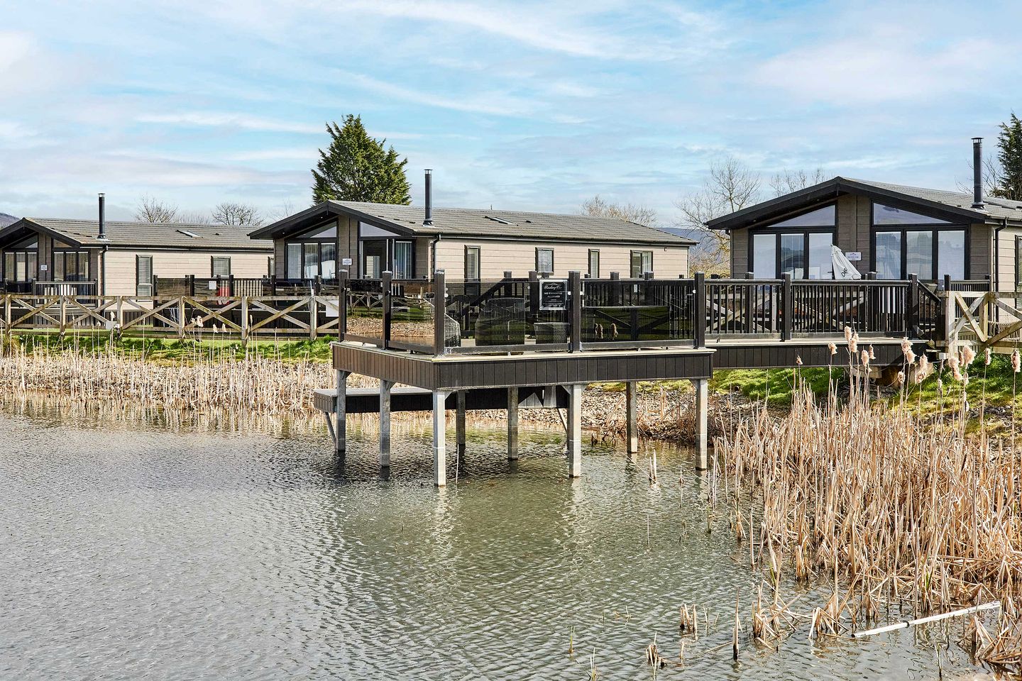 Peaceful Pet-Friendly Lodge with Hot Tub & Lake Views near Roseberry Topping, North Yorkshire