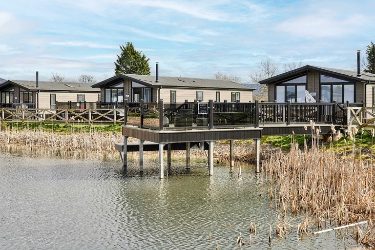 Peaceful Pet-Friendly Lodge with Hot Tub & Lake Views near Roseberry Topping, North Yorkshire