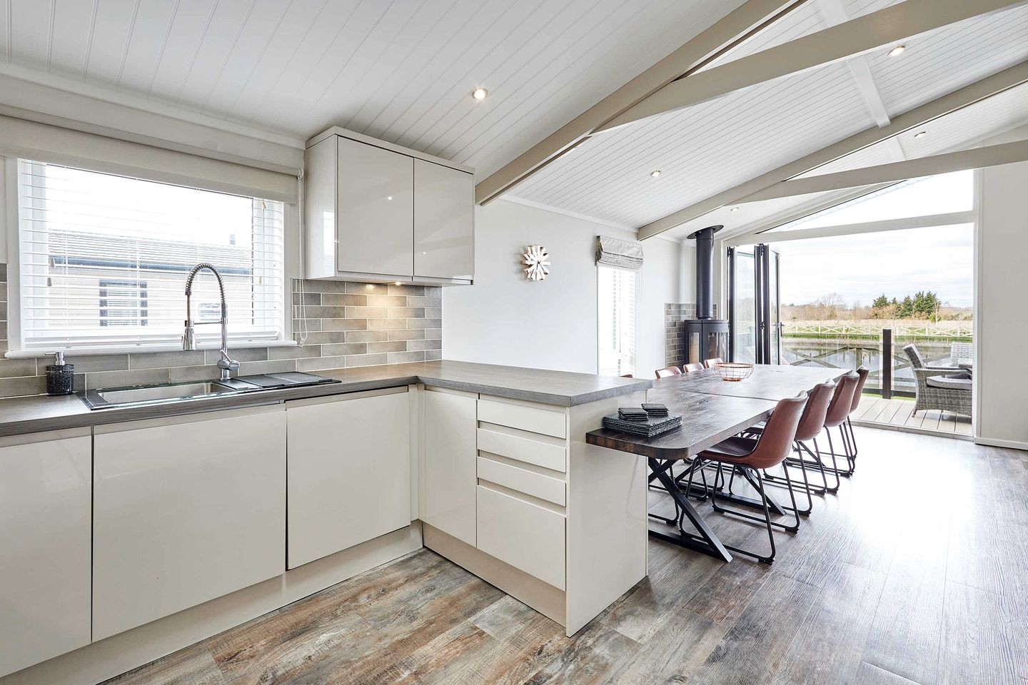 Peaceful Pet-Friendly Lodge with Hot Tub & Lake Views near Roseberry Topping, North Yorkshire