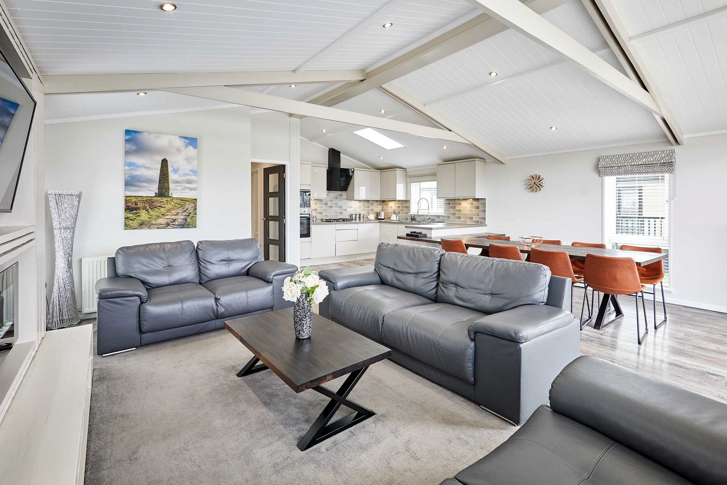 Peaceful Pet-Friendly Lodge with Hot Tub & Lake Views near Roseberry Topping, North Yorkshire