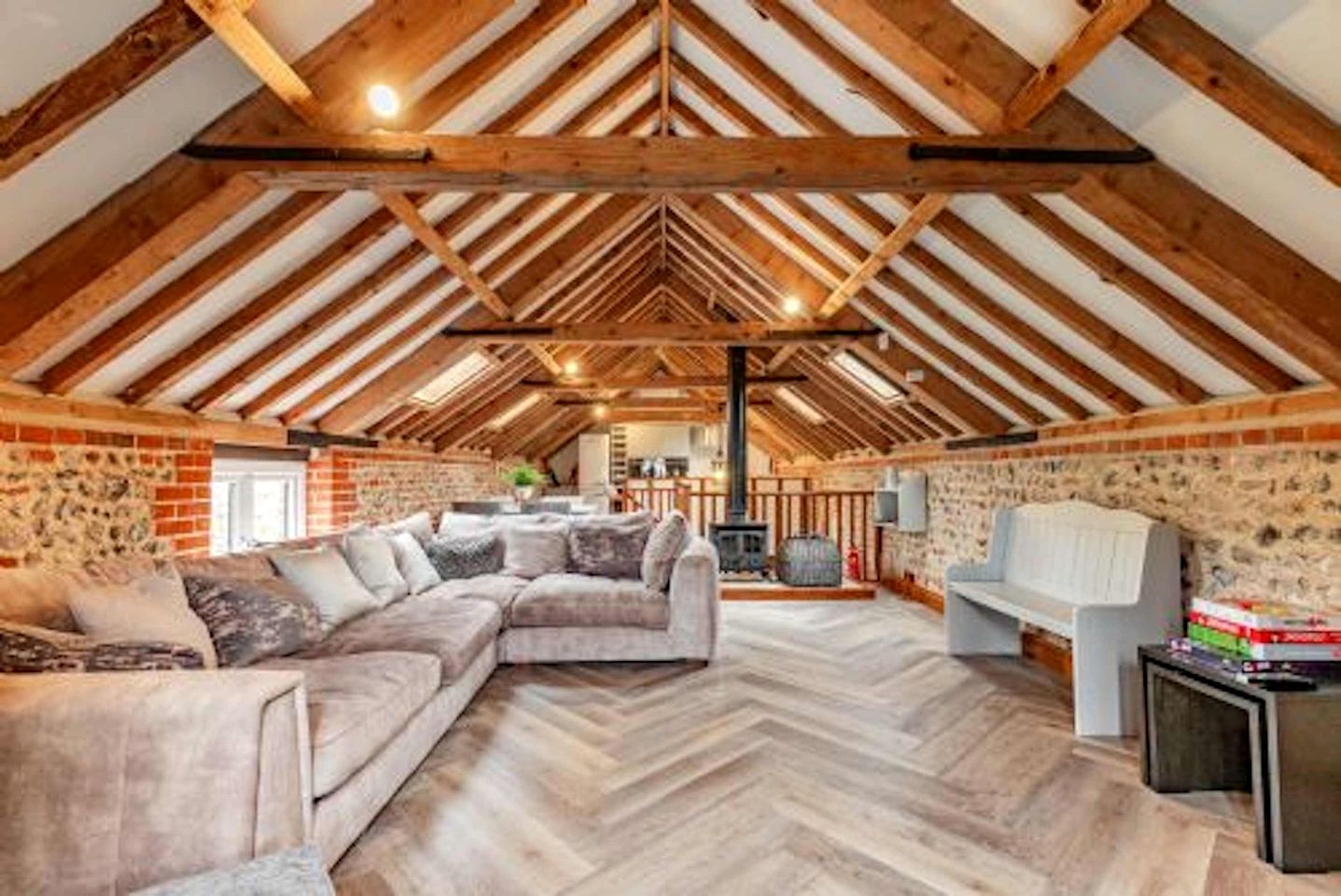 Charming Barn Retreat with Hot Tub and Courtyard near Cromer in Roughton, Norfolk