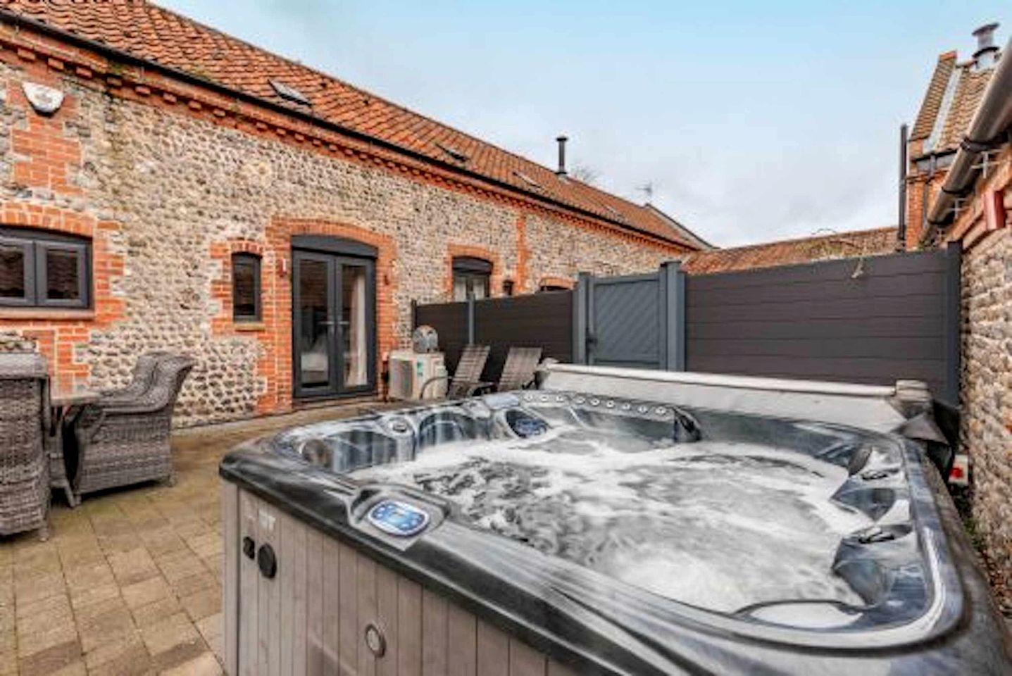 Charming Barn Retreat with Hot Tub and Courtyard near Cromer in Roughton, Norfolk
