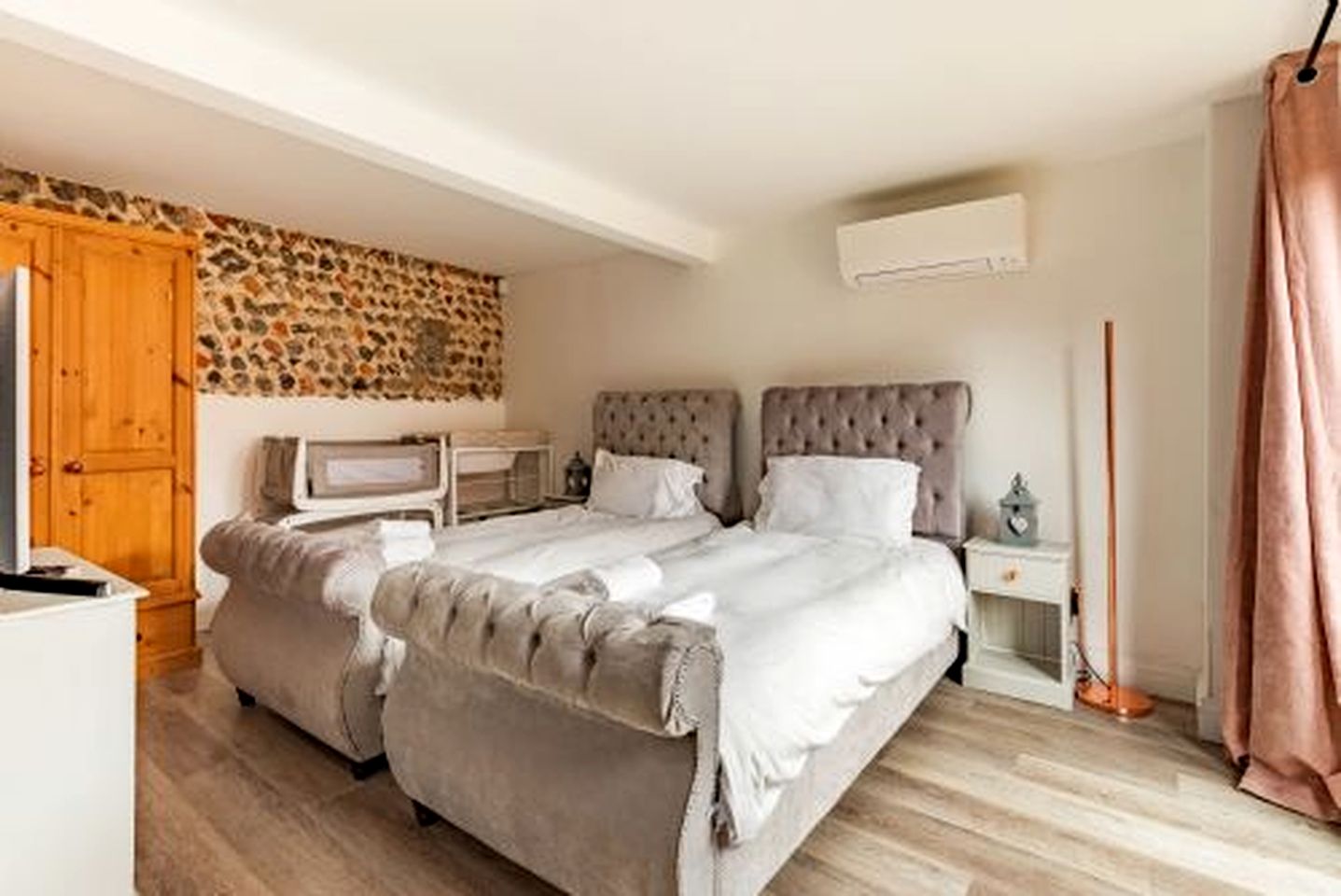 Charming Barn Retreat with Hot Tub and Courtyard near Cromer in Roughton, Norfolk