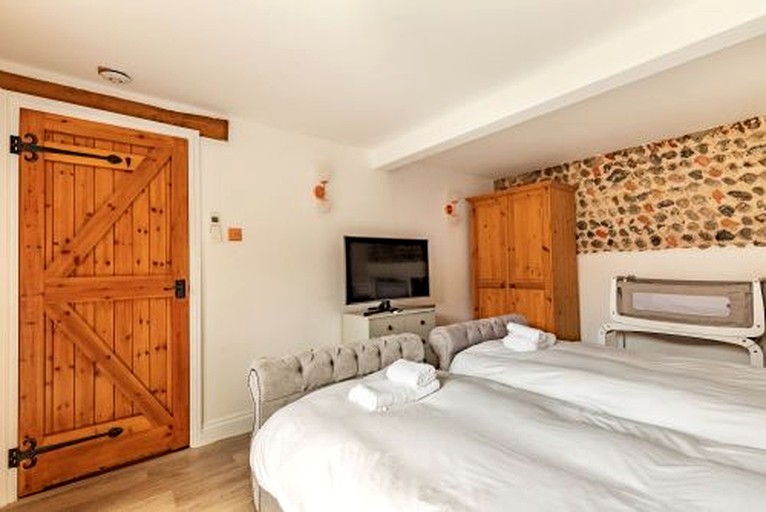 Barns (United Kingdom, Banningham, England)