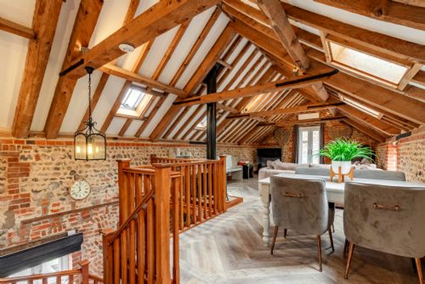 Charming Barn Retreat with Hot Tub and Courtyard near Cromer in Roughton, Norfolk
