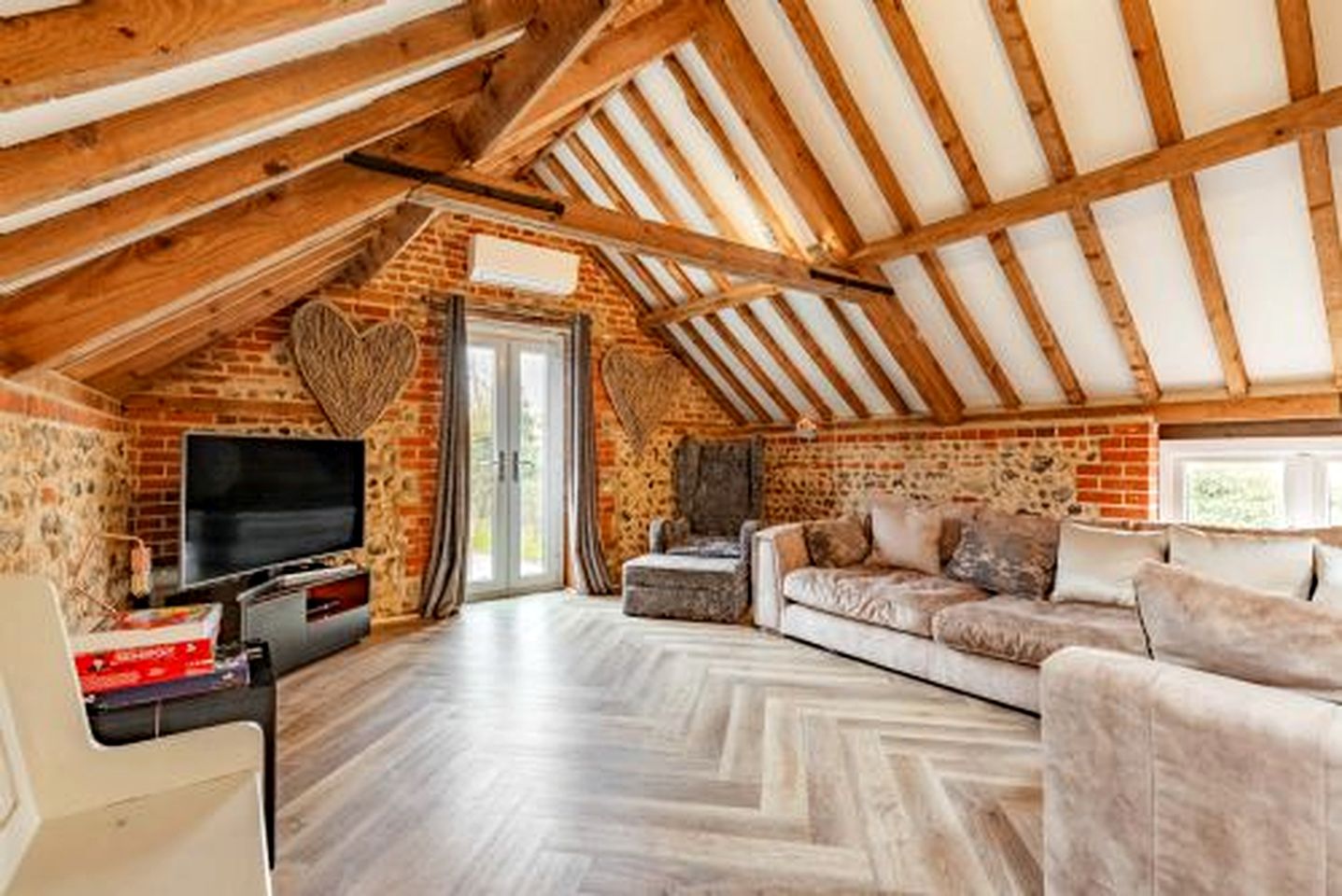Charming Barn Retreat with Hot Tub and Courtyard near Cromer in Roughton, Norfolk