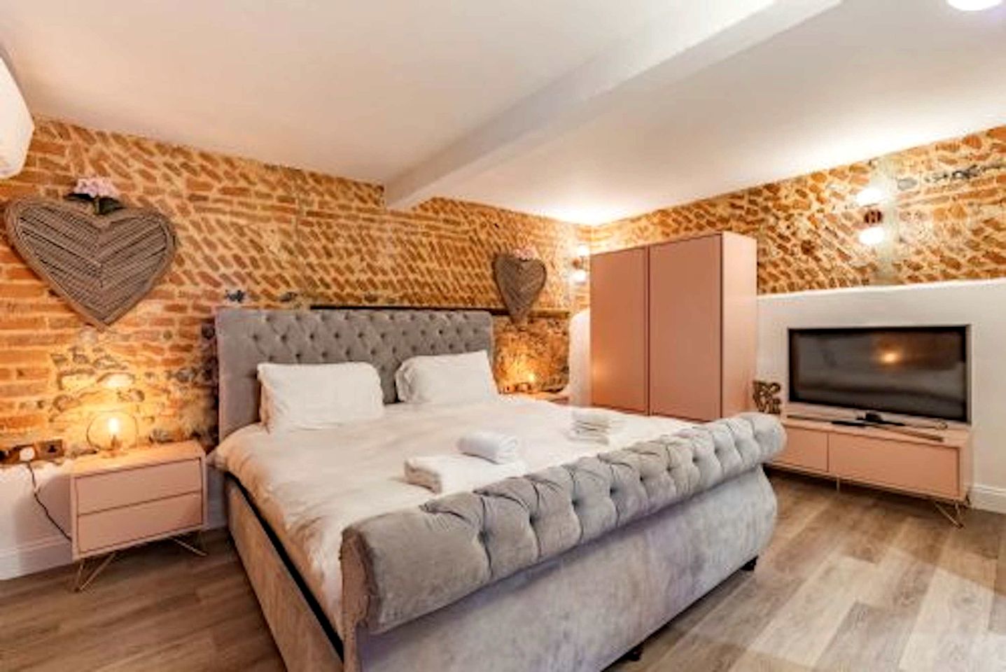 Charming Barn Retreat with Hot Tub and Courtyard near Cromer in Roughton, Norfolk
