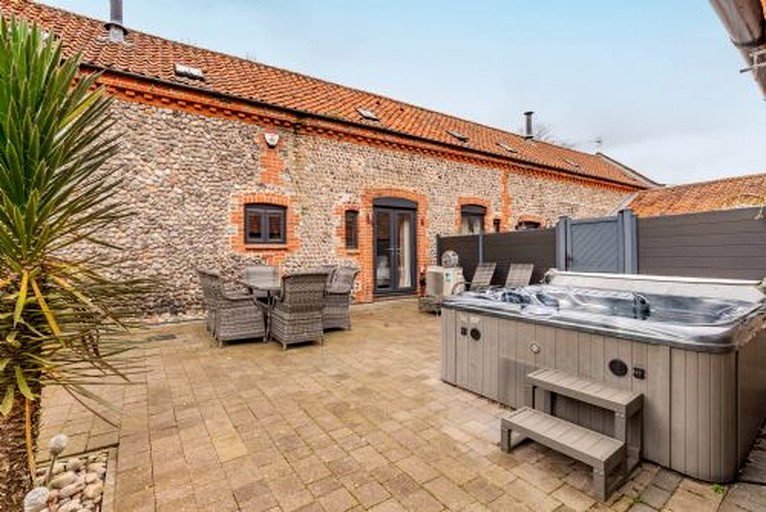 Barns (United Kingdom, Banningham, England)