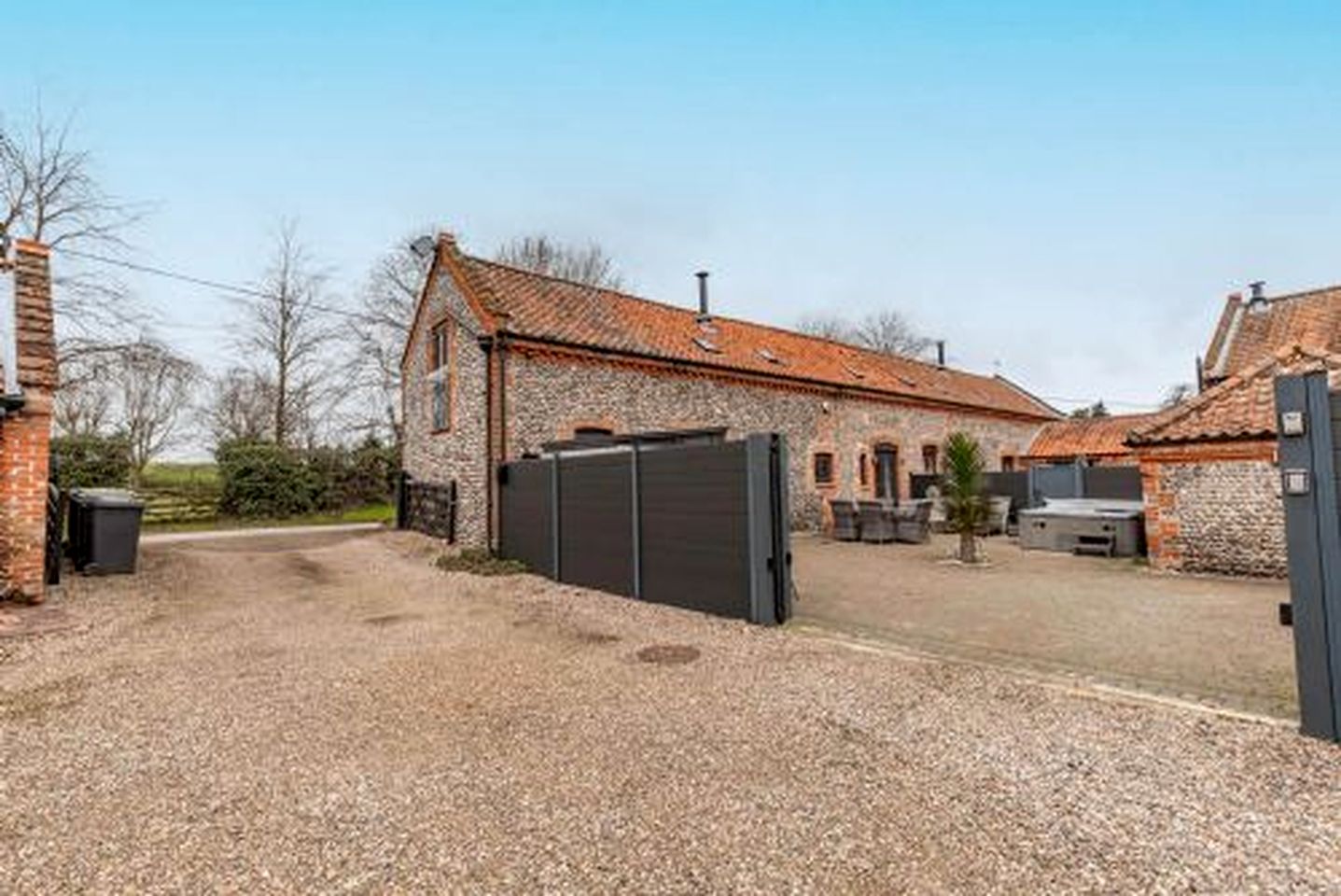 Charming Barn Retreat with Hot Tub and Courtyard near Cromer in Roughton, Norfolk