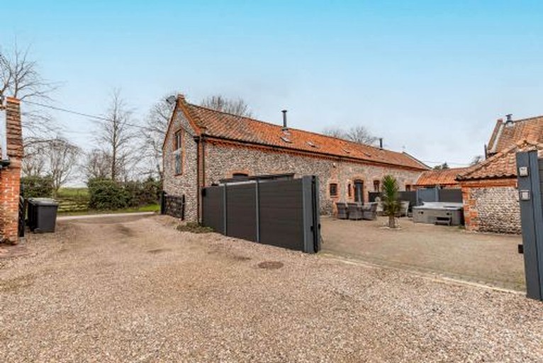 Barns (United Kingdom, Banningham, England)