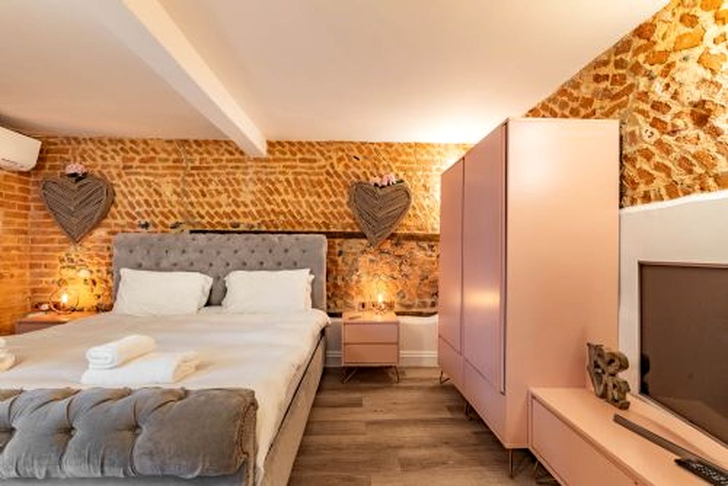 Charming Barn Retreat with Hot Tub and Courtyard near Cromer in Roughton, Norfolk