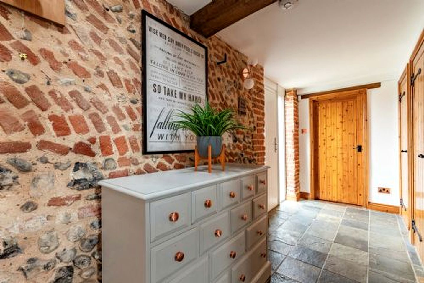 Charming Barn Retreat with Hot Tub and Courtyard near Cromer in Roughton, Norfolk