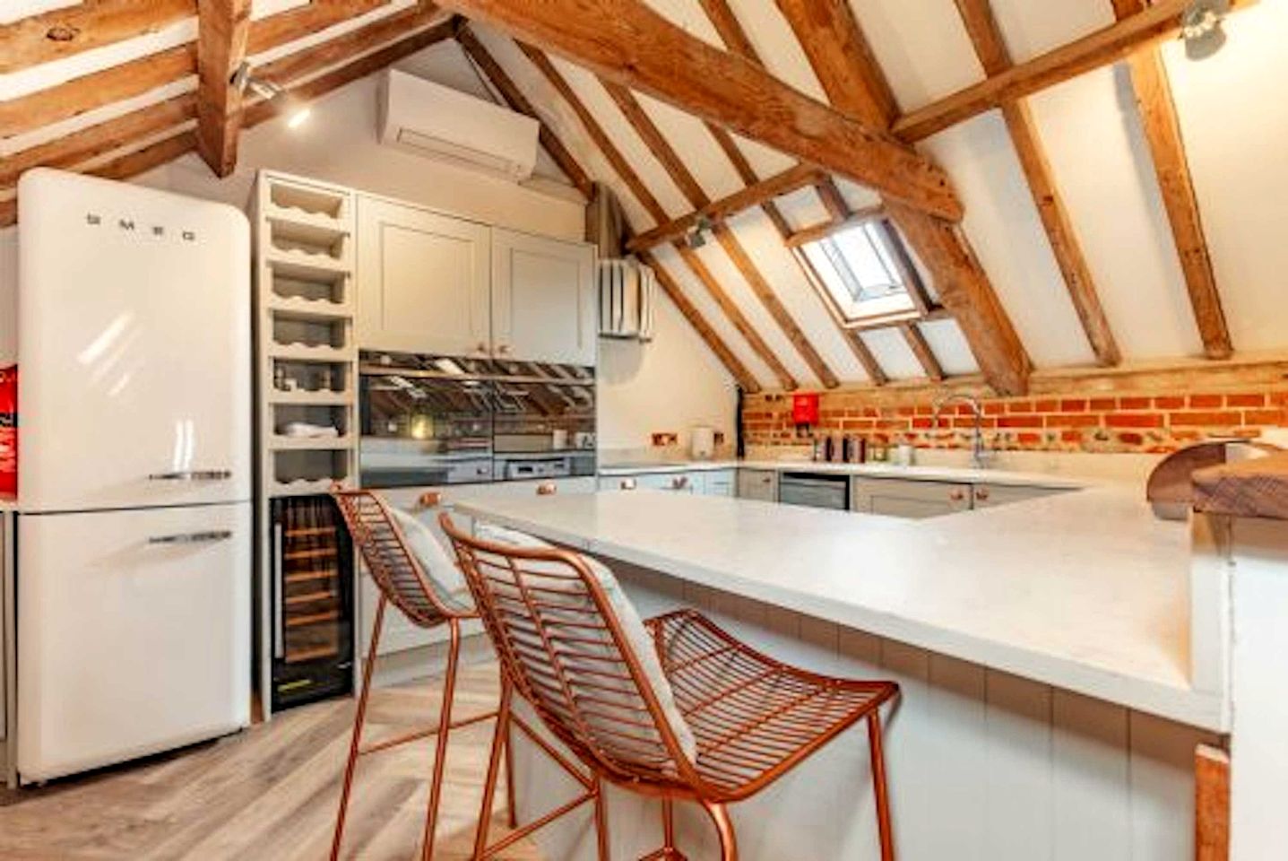 Charming Barn Retreat with Hot Tub and Courtyard near Cromer in Roughton, Norfolk